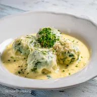 Spinatkn&ouml;del mit K&auml;sesauce: Alpenklassiker