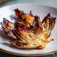 Gebratener Chicor&eacute;e: S&uuml;&szlig;-Herb aus der Pfanne