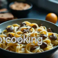 Herzhafte Weizennudeln mit cremiger Pilz-Sahneso&szlig;e &ndash; einfach & lecker