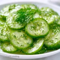 Schneller Gurkensalat in 15 Minuten