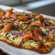 Flammkuchen mit Lachs: Knuspriges Rezept mit Schmand Dill